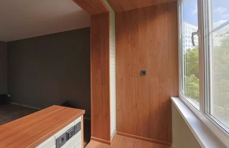 Отделка лоджии утюжок ламинатом с объединением