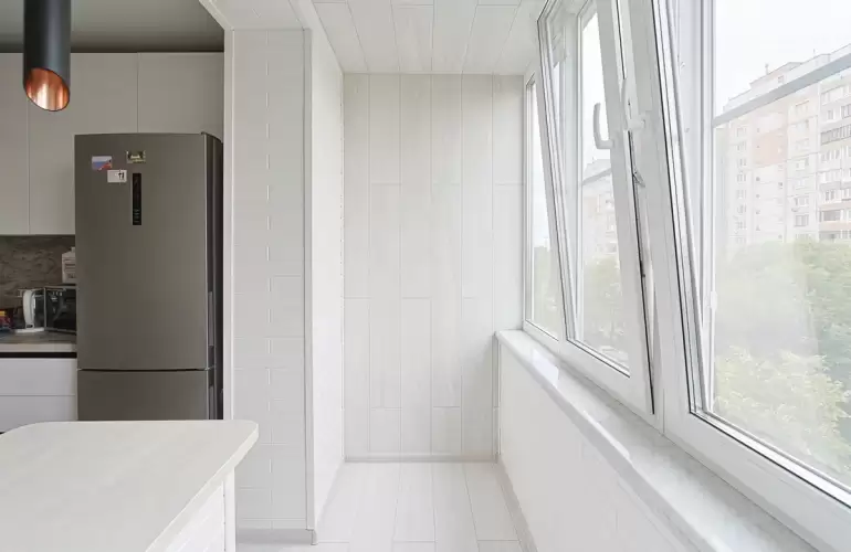 Объединение светлого балкона с детской комнатой