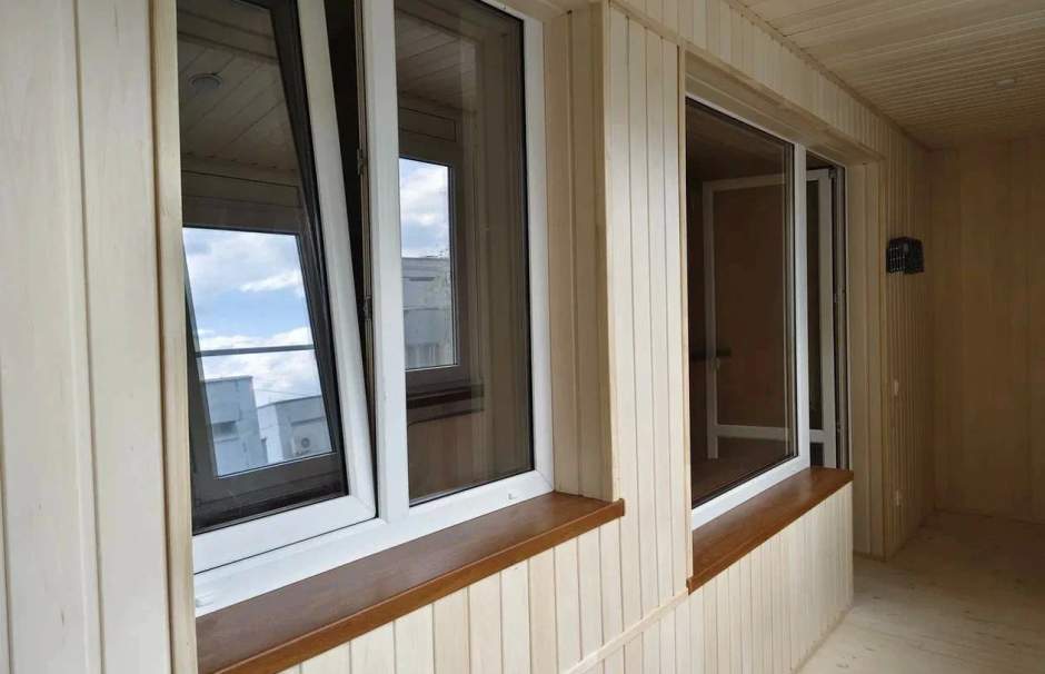 Установка окон и отделка балкона деревом