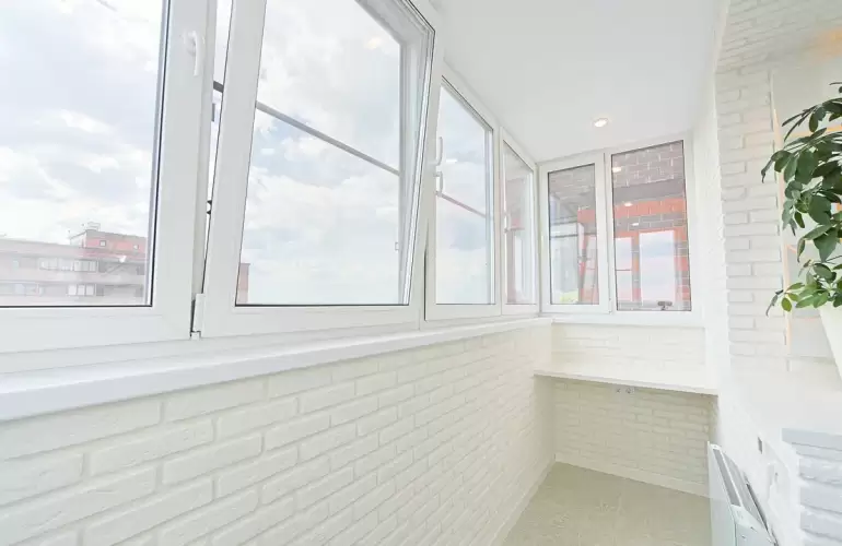 Объединение светлого балкона с детской комнатой