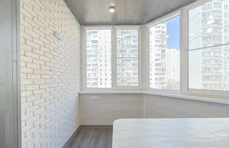 Объединение светлого балкона с детской комнатой